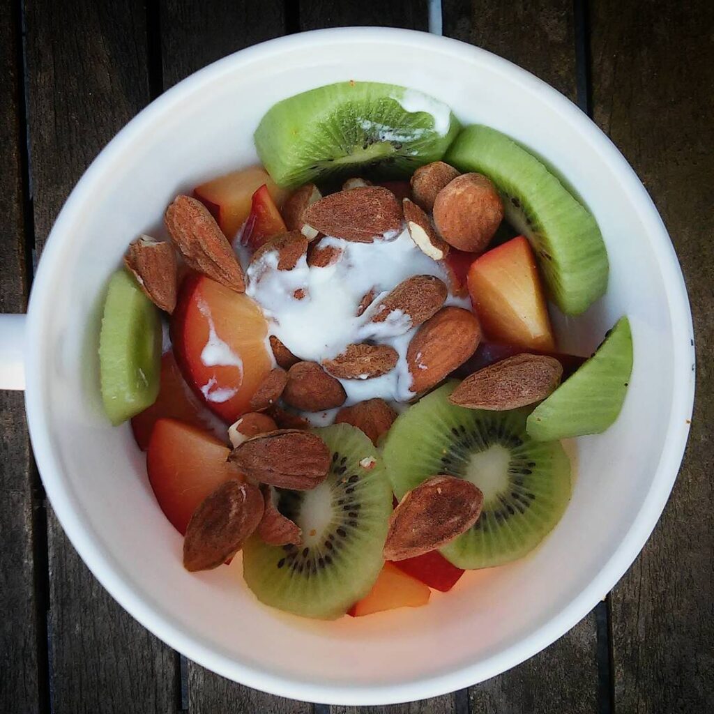 El bowl de yogur con almendras y fruta de temporada es muy rápido de hacer