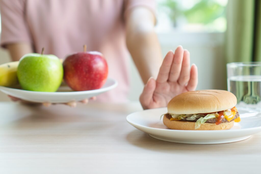 Un dietista-nutricionista puede ayudar a crear planes de alimentación personalizados para reducir el colesterol